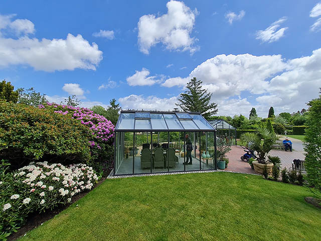 LIVINGTEN Greenhouse sliding door detail