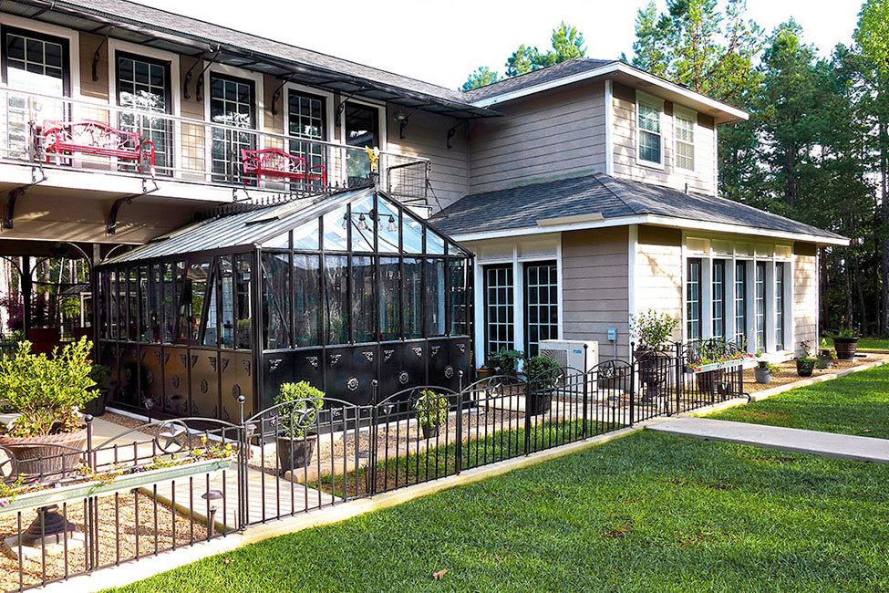  janssens  Retro Royal Victorian  in a private bacjyard